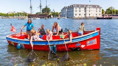 Đi du thuyền 'câu' rác thải nhựa - Tour du lịch hút khách ở Hà Lan