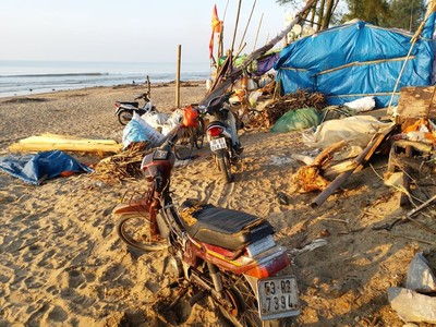 Rác, củi tràn ngập bãi biển Sầm Sơn sau bão