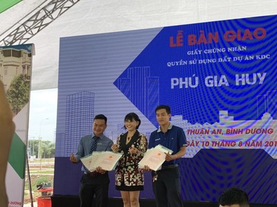 Phú Hồng Thịnh bàn giao sổ hồng cho khách hàng tại dự án Phú Gia Huy