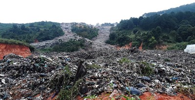 Lở bãi rác Cam Ly, cả trăm tấn rác tràn xuống vườn nhà dân