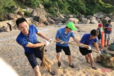 Nhóm bạn trẻ TP Hà Tĩnh 'giải cứu' bãi biển Quỳnh Viên khỏi rác thải