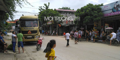 Phú Thọ: Người dân tiếp tục chặn xe chở hóa chất bốc mùi hôi thối