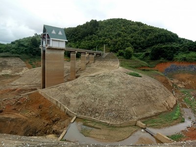 Cận cảnh hồ thủy điện lớn nhất Quảng Trị trơ đáy do khô hạn
