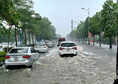 Cảnh báo ngập lụt khu vực nội thành Hà Nội do mưa lớn