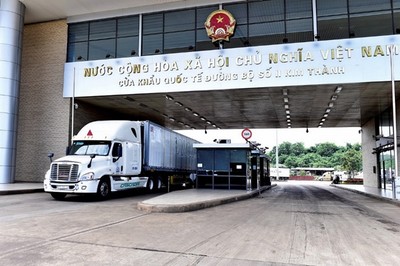 Hải quan Lào Cai hỗ trợ thông quan hàng trăm xe tại cửa khẩu