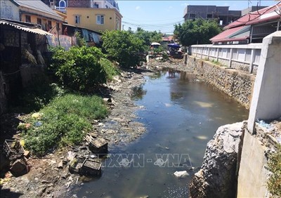 Phát sợ kênh thoát nước ra sông Lý Hòa ngập ngụa rác thải