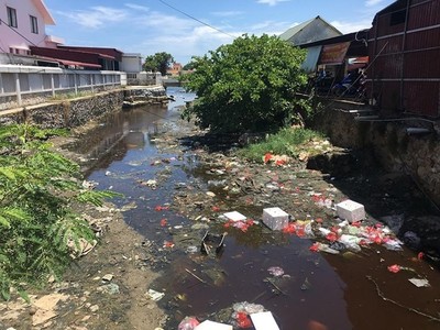 Quảng Bình: Kinh hãi nước sông đen ngòm, lềnh bềnh rác