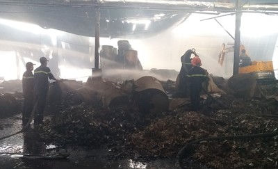 Tiền Giang: Cháy nhà máy giấy lúc rạng sáng, thiệt hại hàng tỷ đồng