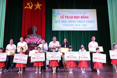 Văn Phú-Invest nuôi dưỡng ước mơ đến trường cho trẻ em nghèo Bến Tre