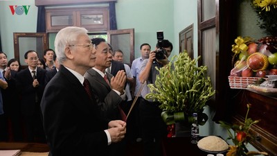 Tổng Bí thư,Chủ tịch nước Nguyễn Phú Trọng dâng hương tưởng niệm Bác
