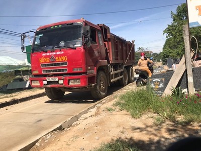 Quảng Ngãi: Xe quá tải cày nát tuyến đường nông thôn