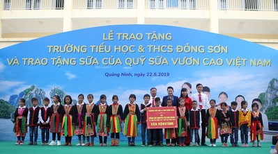 Vinamilk trao tặng sữa cho gần 800 trẻ em tỉnh Quảng Ninh