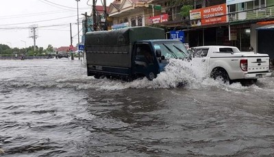 Nghệ An: Mưa lớn kéo dài khiến đường phố ngập nước, miền núi sạt lở