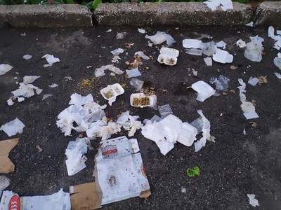 Phẫn nộ sau bữa liên hoan, rác phủ trắng trên cầu Long Biên