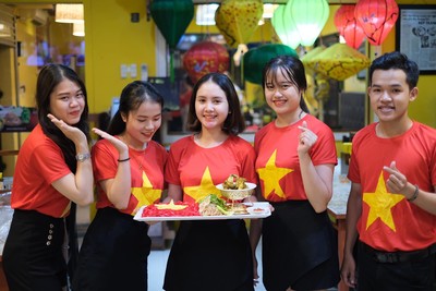 Nhà hàng ở Đà Nẵng nấu mì Quảng hình quốc kỳ để cổ vũ ĐT Việt Nam