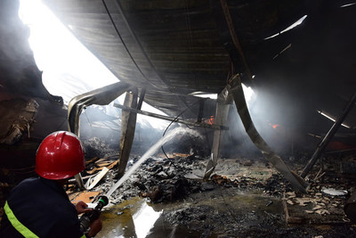 TP.HCM: Cháy lớn gần trường mầm non, nhiều người tháo chạy