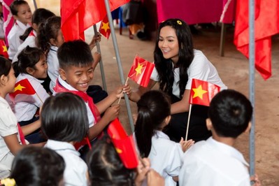 Hoa hậu H’Hen Niê lái xe máy đi trao học bổng cho học sinh quê nhà