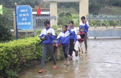 Gia Lai: Học sinh vùng cao đội mưa đi khai trường