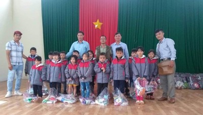 Đắk Nông: Tặng hàng trăm suất quà cho học sinh nghèo