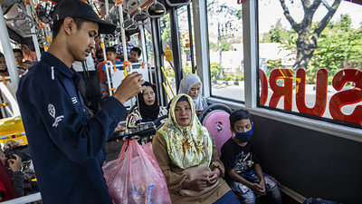 Indonesia: Người dân đổi rác nhựa lấy vé xe buýt