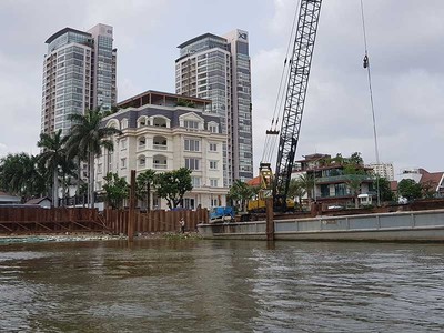 Bờ sông Sài Gòn đang bị ‘băm nát’ làm của riêng
