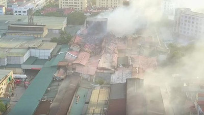 [VIDEO]: Toàn cảnh vụ cháy tại Công ty Rạng Đông
