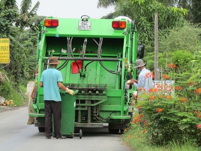 RTN2: Người dân Tam Bình phân loại rác trước khi bỏ vào thùng chứa