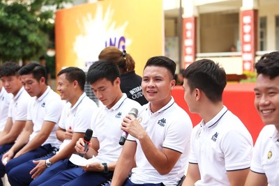 Quang Hải cùng dàn cầu thủ CLB Hà Nội truyền cảm hứng cho học sinh