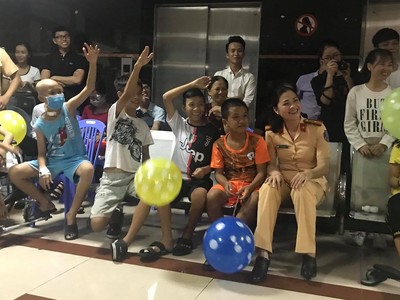 Xúc động hình ảnh CSGT Đà Nẵng vui Tết trung thu cùng trẻ em ung thư