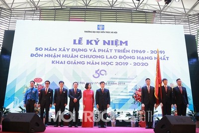 Đại học Kiến trúc Hà Nội đón nhận Huân chương Lao động hạng Nhất