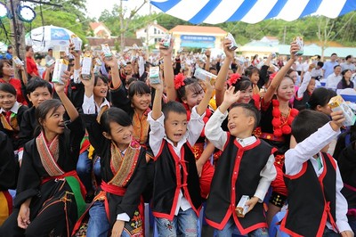 Quỹ vươn cao Việt Nam nỗ lực để mọi trẻ em được uống sữa mỗi ngày