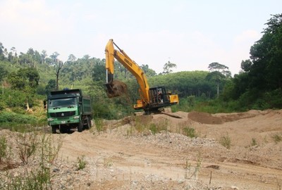 Sông trơ đáy, tỉnh Quảng Nam cho xúc cát đe dọa an toàn đường HCM