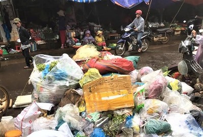 Người dân ngộp thở trong thị trấn ngập rác ở Đắk Lắk