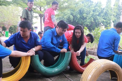 Tuổi trẻ Bình Thuận ra quân hưởng ứng chiến dịch làm sạch biển