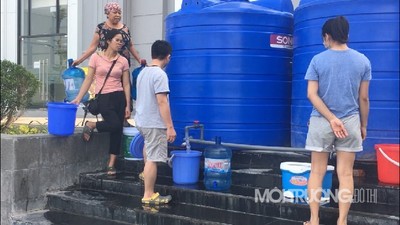 Hà Nội: Cư dân chung cư Hateco Xuân Phương xếp hàng lấy nước sạch