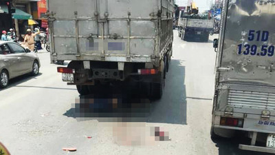 TP.HCM: Va chạm với ô tô tải, 2 người tử vong tại chỗ