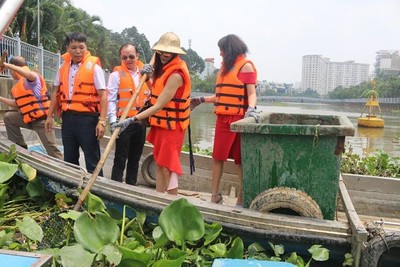 [Chùm ảnh] Nhiều nghệ sĩ tham gia vớt rác trên kênh Nhiêu Lộc