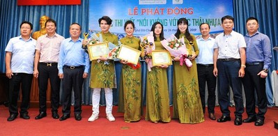 Dấu ấn NTK Việt Hùng tại lễ phát động 'Nói không với rác thải nhựa'