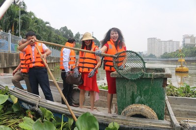 Phi Thanh Vân cùng nhiều nghệ sĩ vớt rác trên kênh Nhiêu Lộc