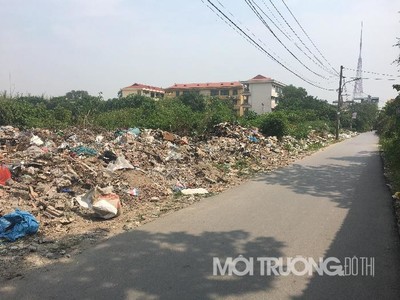 Hà Nội: Bãi rác thải dài gần 100m án ngữ bên cạnh đường đến trường