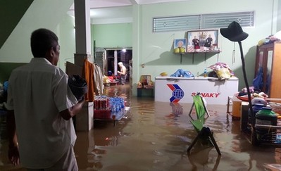 TPHCM: Triều cường gây vỡ đê bao, nhiều nhà dân chìm trong biển nước