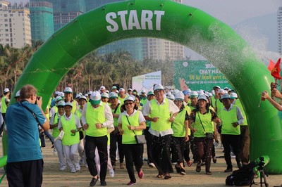 Đà Nẵng: Hơn 300 người chạy marathon “Vì sự bình yên của trẻ thơ”