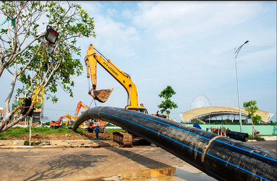 Đà Nẵng lần đầu tiên kéo thành công đường ống nước D900 qua sông Hàn