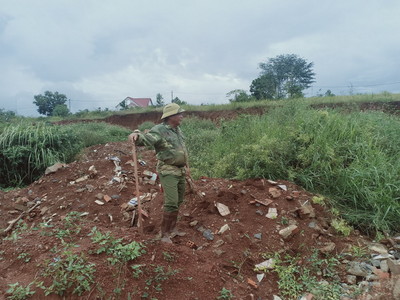 Đắk Nông: Ngang nhiên đổ xà bần, rác thải ra khu vực dân cư