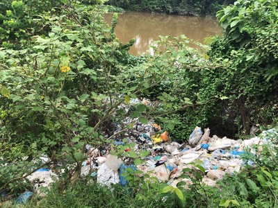 Hà Tĩnh: HTX chợ Vực đổ rác ra sông, chính quyền xã không biết?