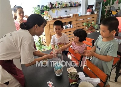Nhiều bạn trẻ ở Đà Nẵng thích thú đem pin, giấy cũ đổi lấy cây xanh