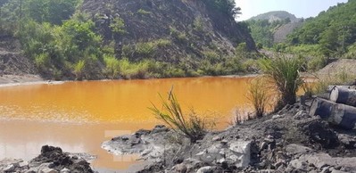 Hãi hùng, dòng nước thải mỏ than cũ đổ thẳng ra vịnh Hạ Long
