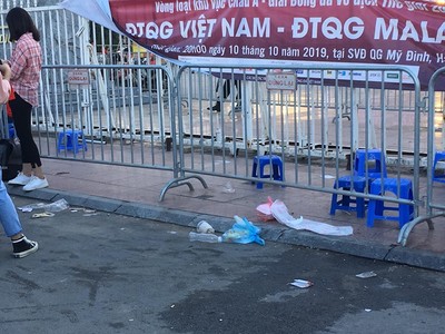 Hà Nội: Chưa vào trận đấu, trước cổng SVĐ Mỹ Đình đã đầy rác