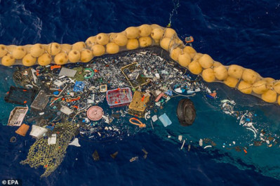 Chai Coca biển xanh đầu tiên được làm bằng nhựa tái chế từ đại dương