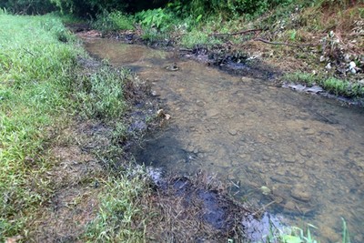 Phát hiện dầu thải ở đầu nguồn nước sạch sông Đà